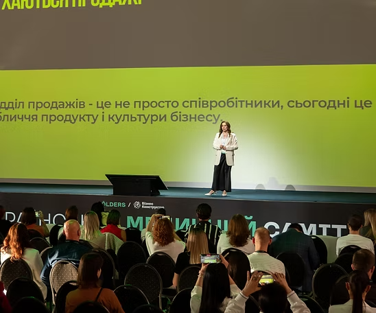 Олена Головащенко виступає на сцені